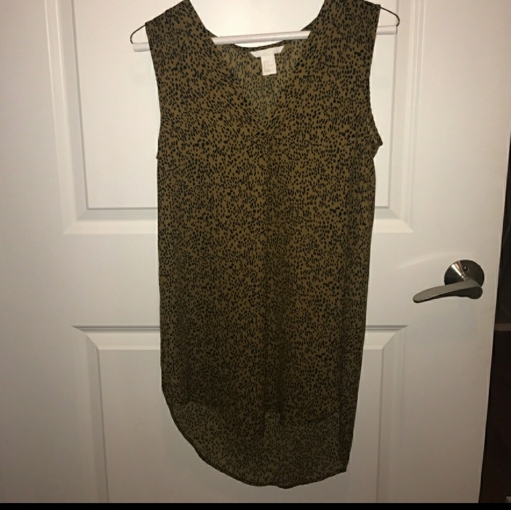 Cheeta Brown and black H&M blouse, with v-neck.